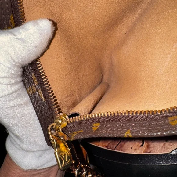 LOUIS VUITTON GM Monogram Pochette/Pouch Mini Bag. - Picture 12 of 13